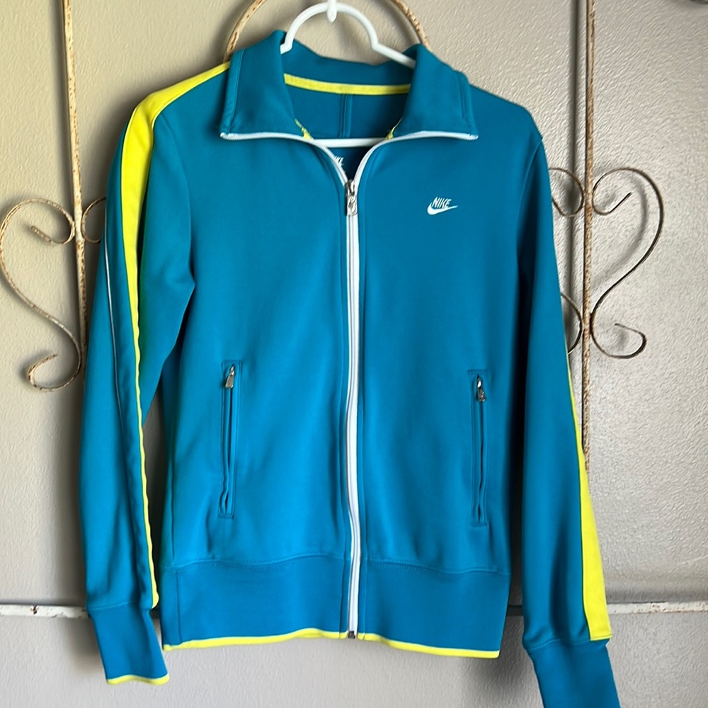 NIKE. SPORTSWEAR JACKET. WOMENS SIZE M